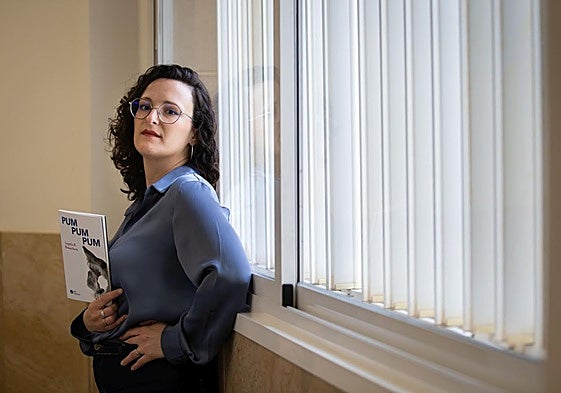 Ángela R. Bonachera, con su poemario en las manos.