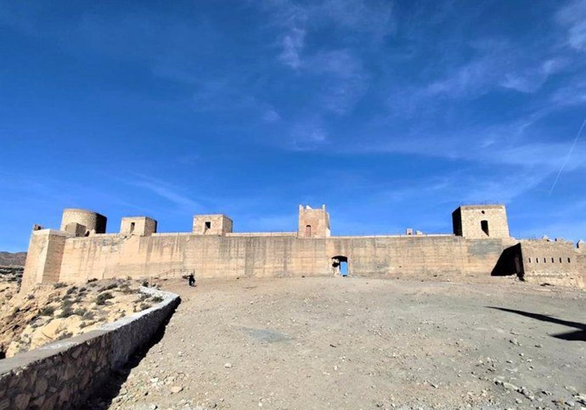 La Junta licita por casi 350.000 euros la restauración de la cara sur de la muralla del Cerro de San Cristóbal | Ideal