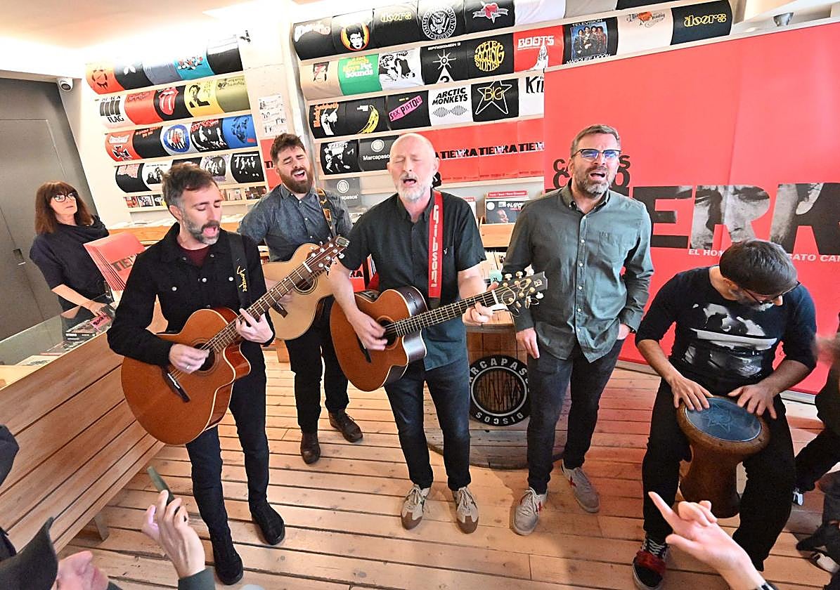 Los componentes de Hombre Garabato, en una actuación en Discos Marcapasos.
