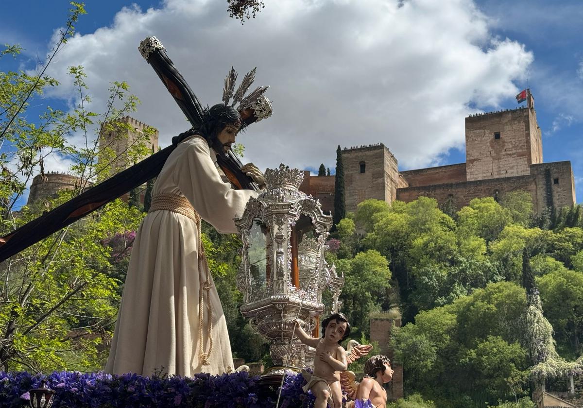 La belleza del Jueves Santo de Granada en imágenes | Ideal