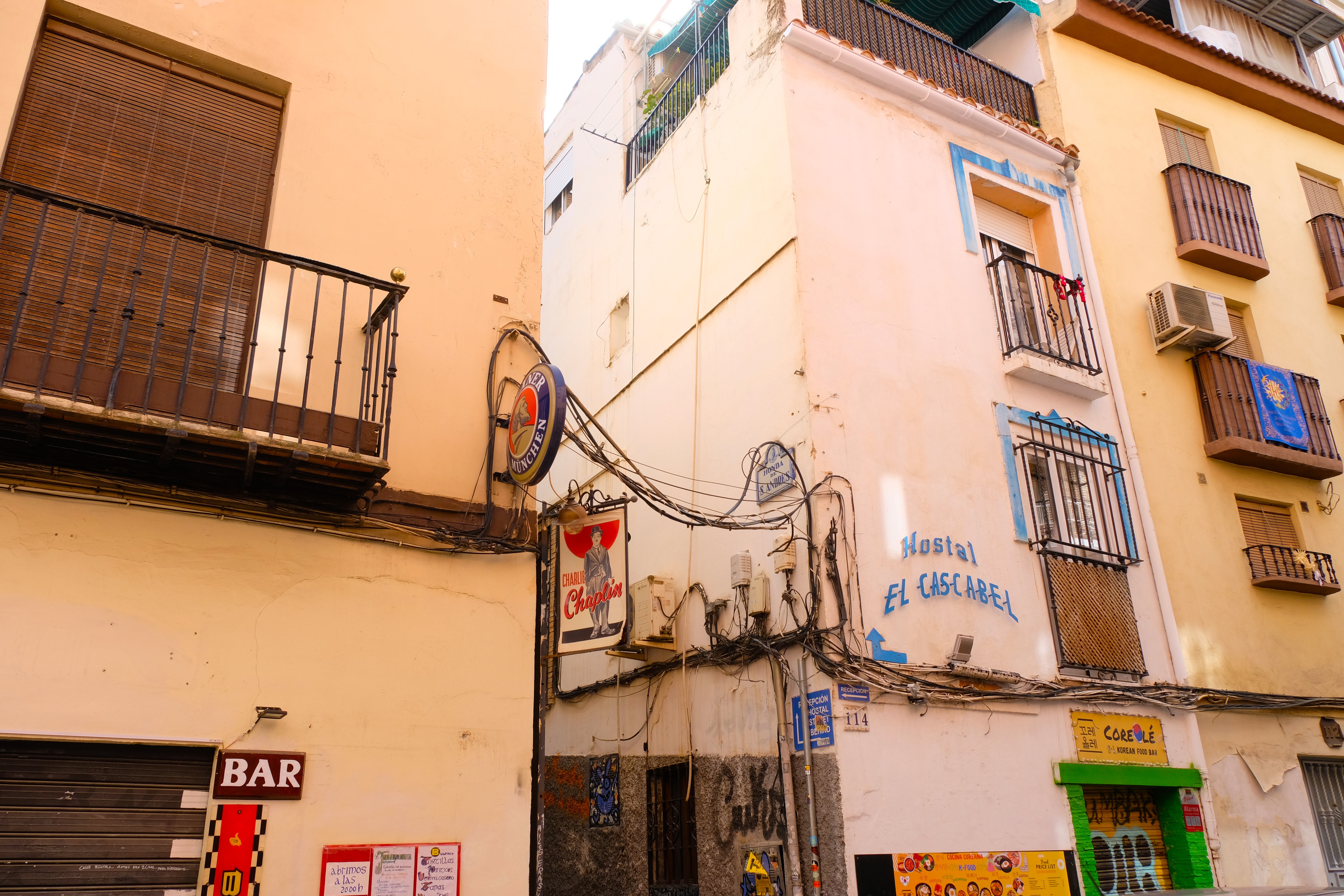 Las imágenes del Albaicín cableado