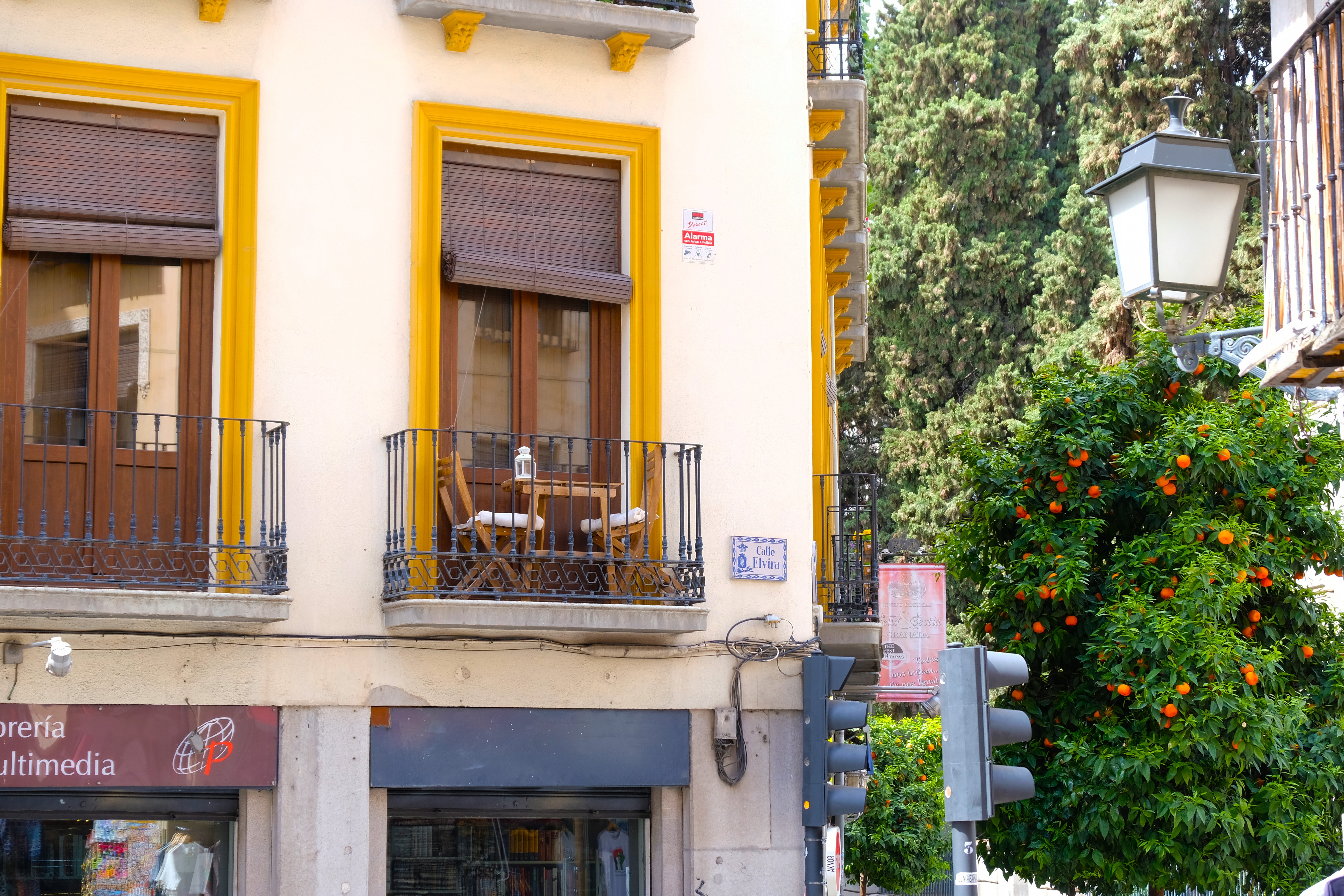 Las imágenes del Albaicín cableado
