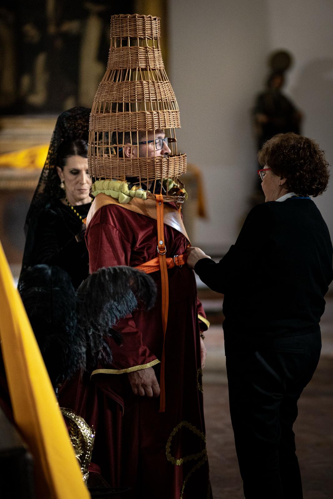 Así se visten las Chías, personajes únicos de la Semana Santa granadina