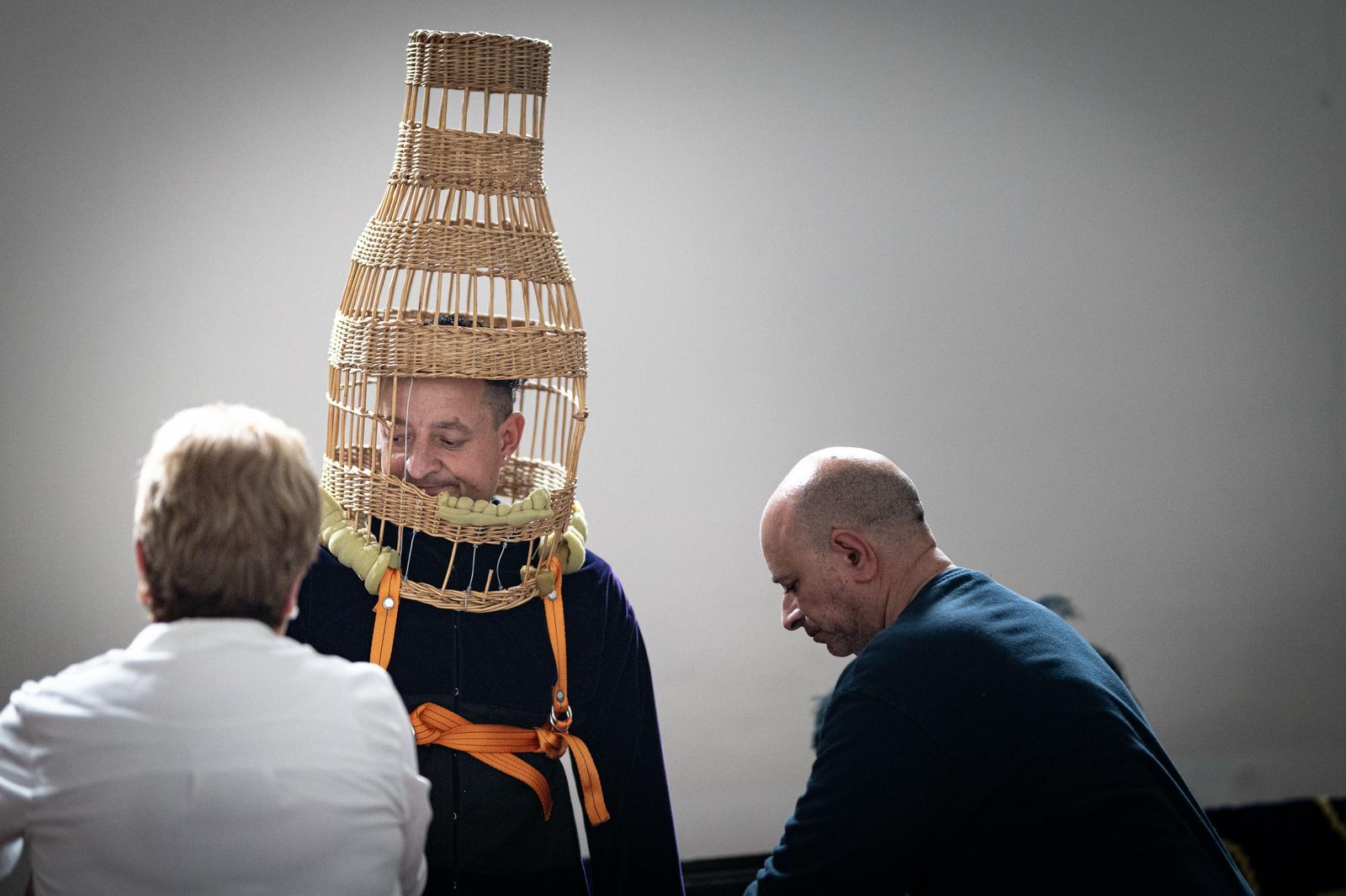 Así se visten las Chías, personajes únicos de la Semana Santa granadina