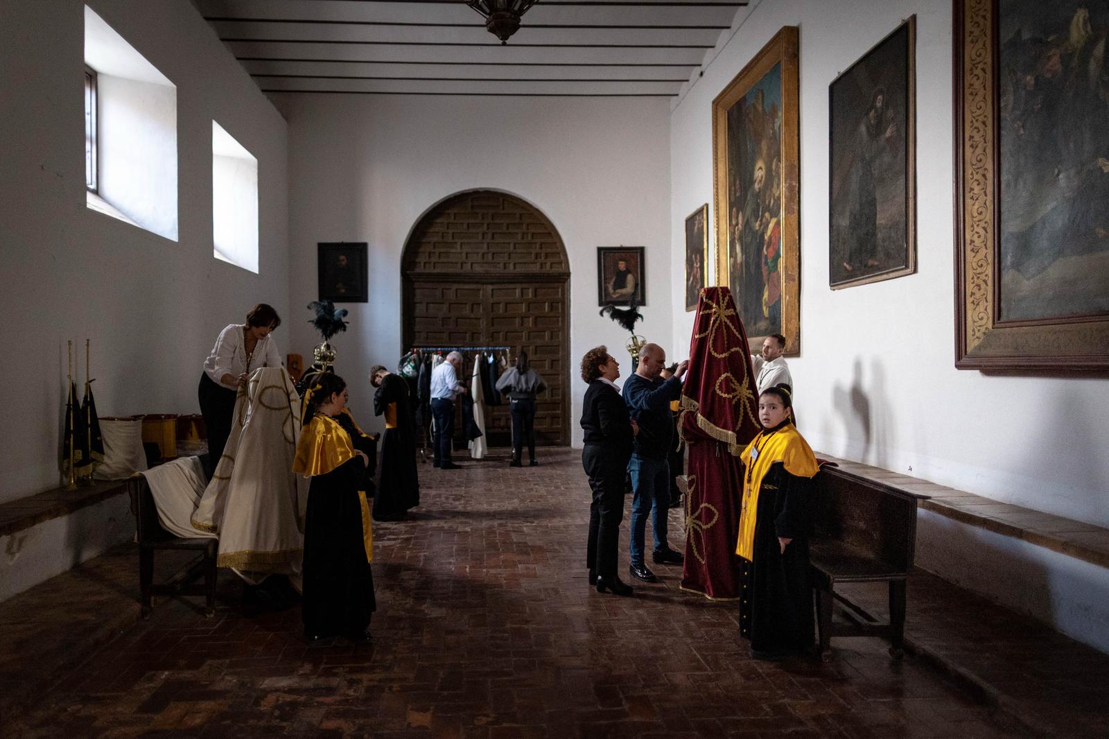 Así se visten las Chías, personajes únicos de la Semana Santa granadina