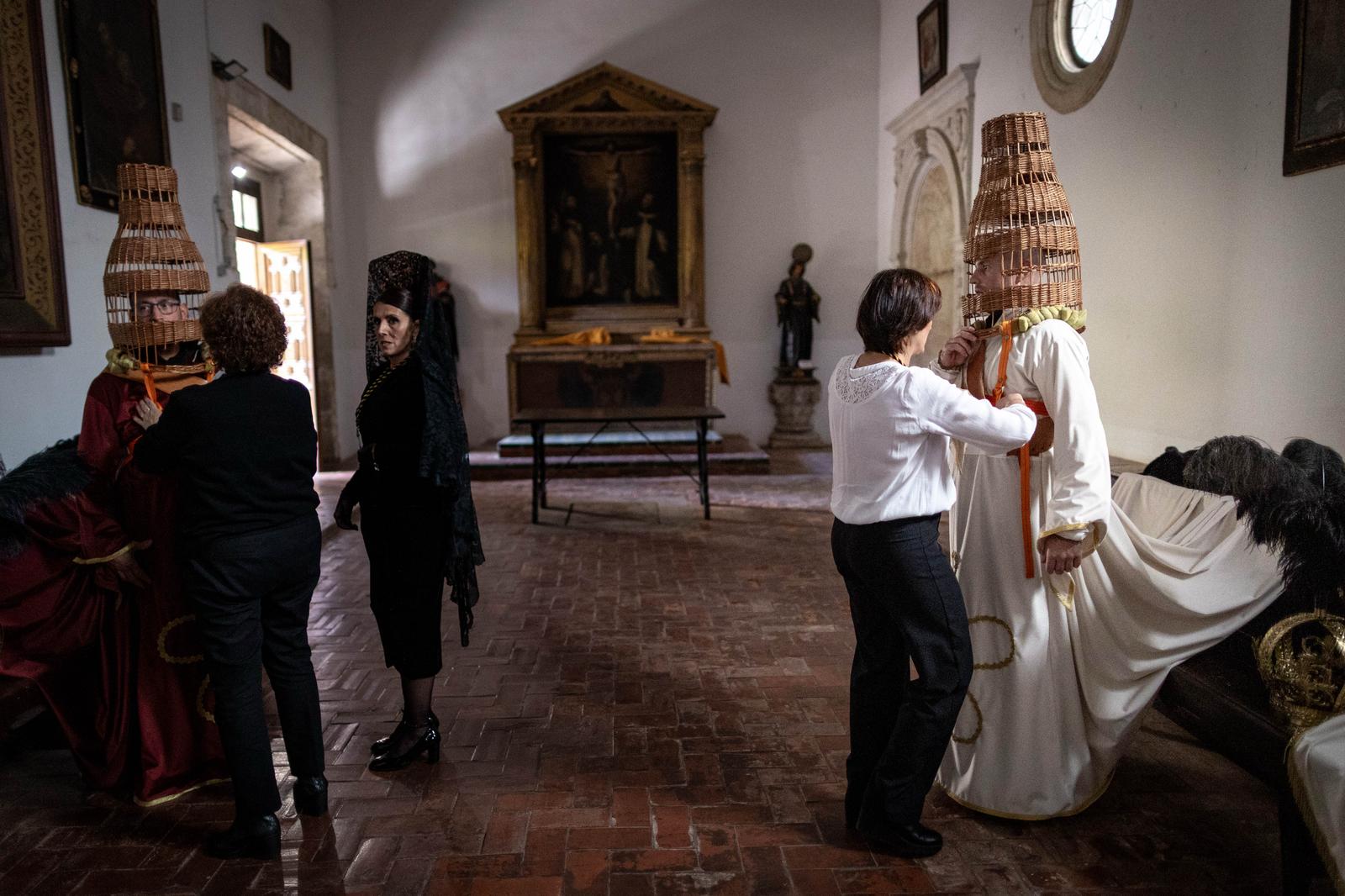 Así se visten las Chías, personajes únicos de la Semana Santa granadina