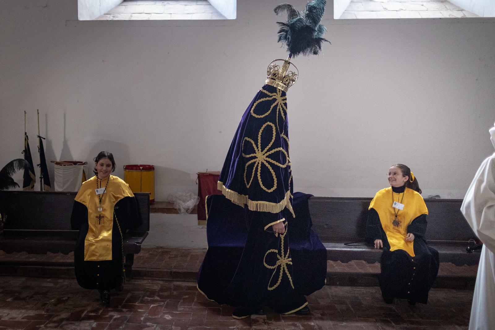 Así se visten las Chías, personajes únicos de la Semana Santa granadina