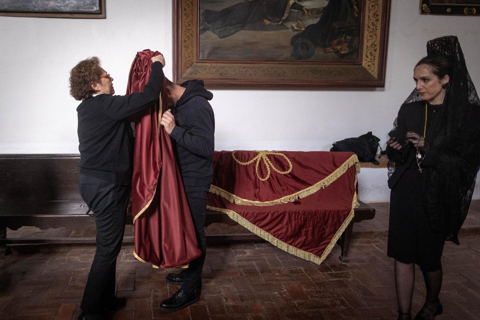 Así se visten las Chías, personajes únicos de la Semana Santa granadina