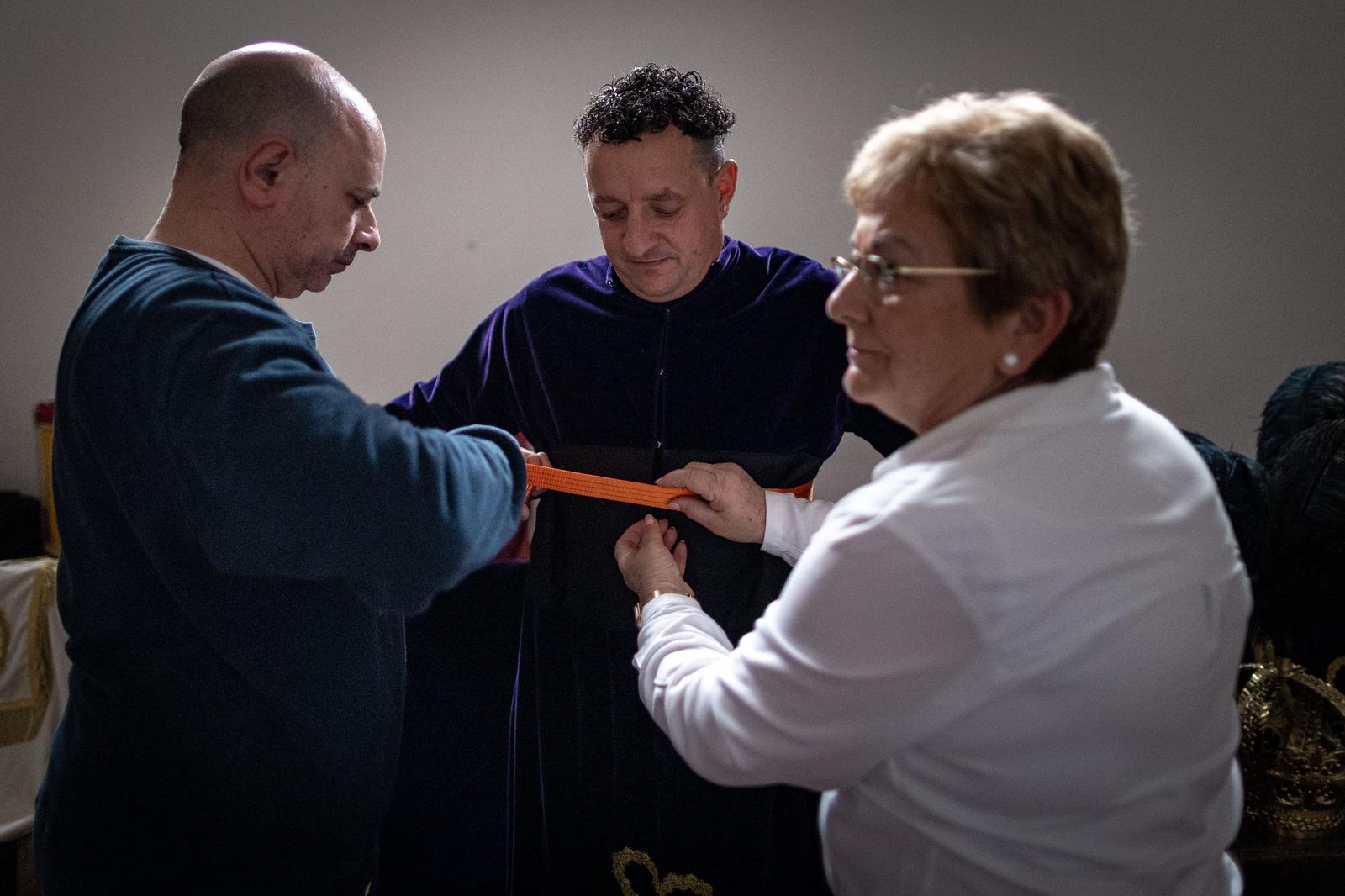 Así se visten las Chías, personajes únicos de la Semana Santa granadina