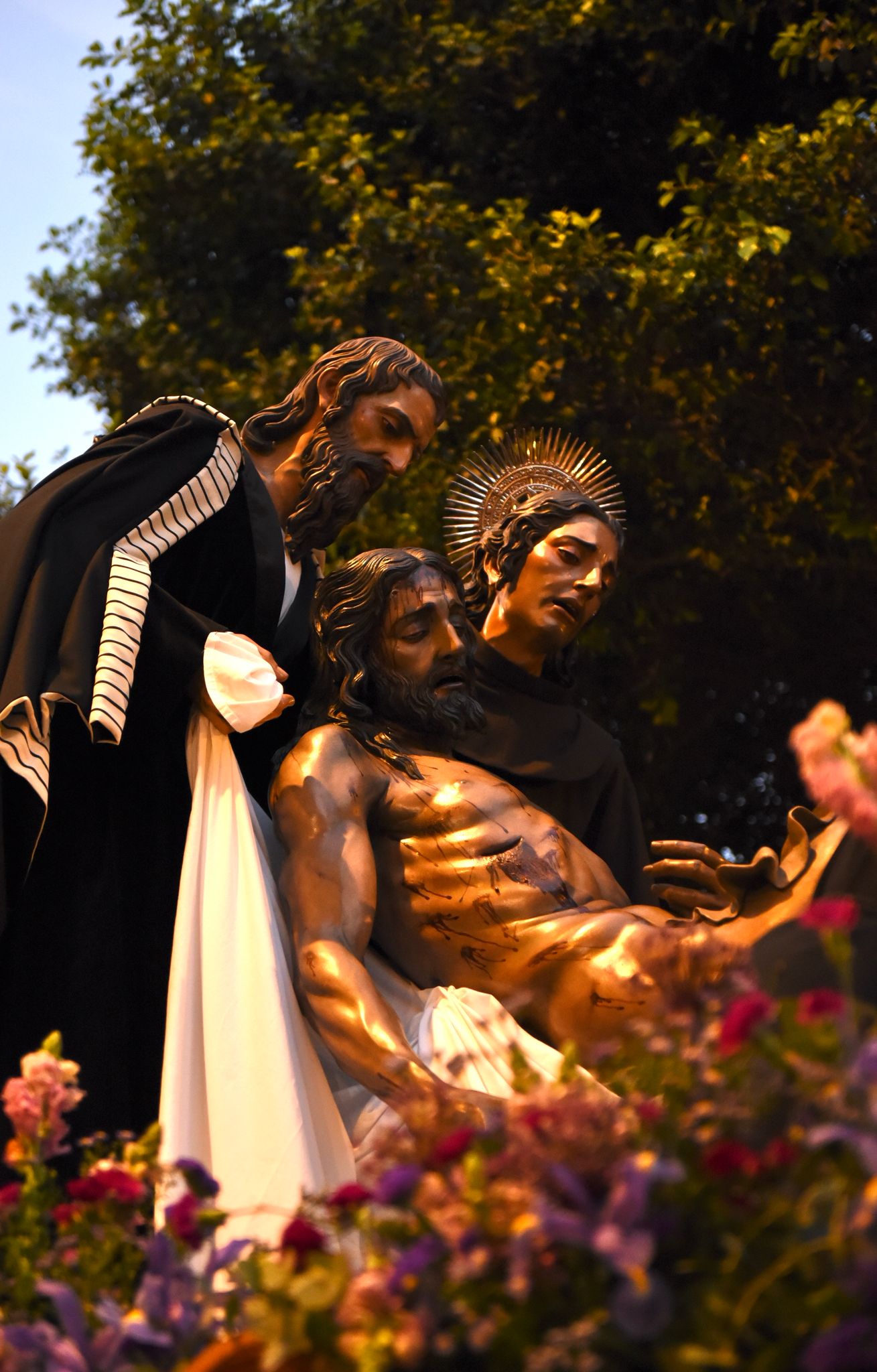 Caridad impone el luto en su barrio de Oliveros