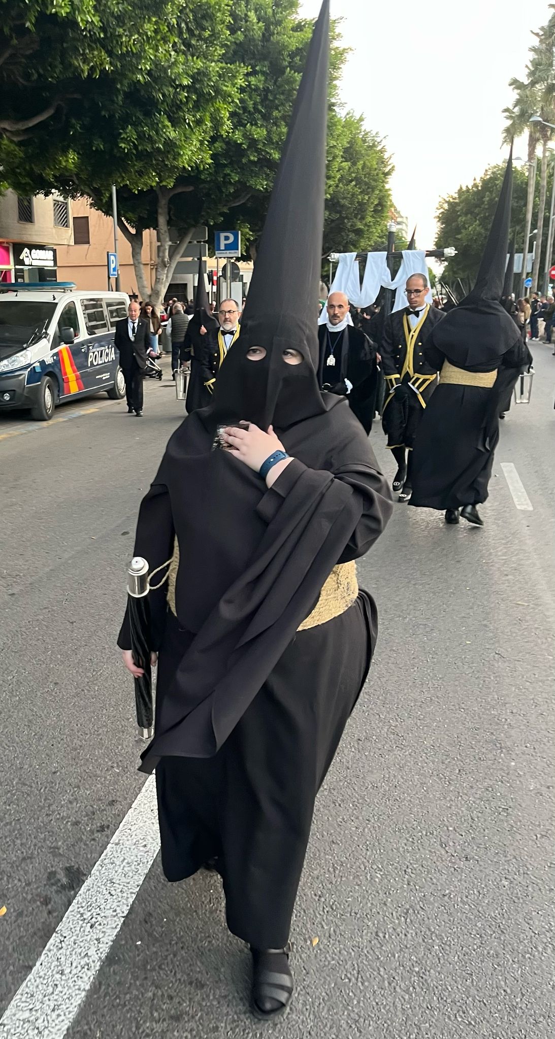 Caridad impone el luto en su barrio de Oliveros