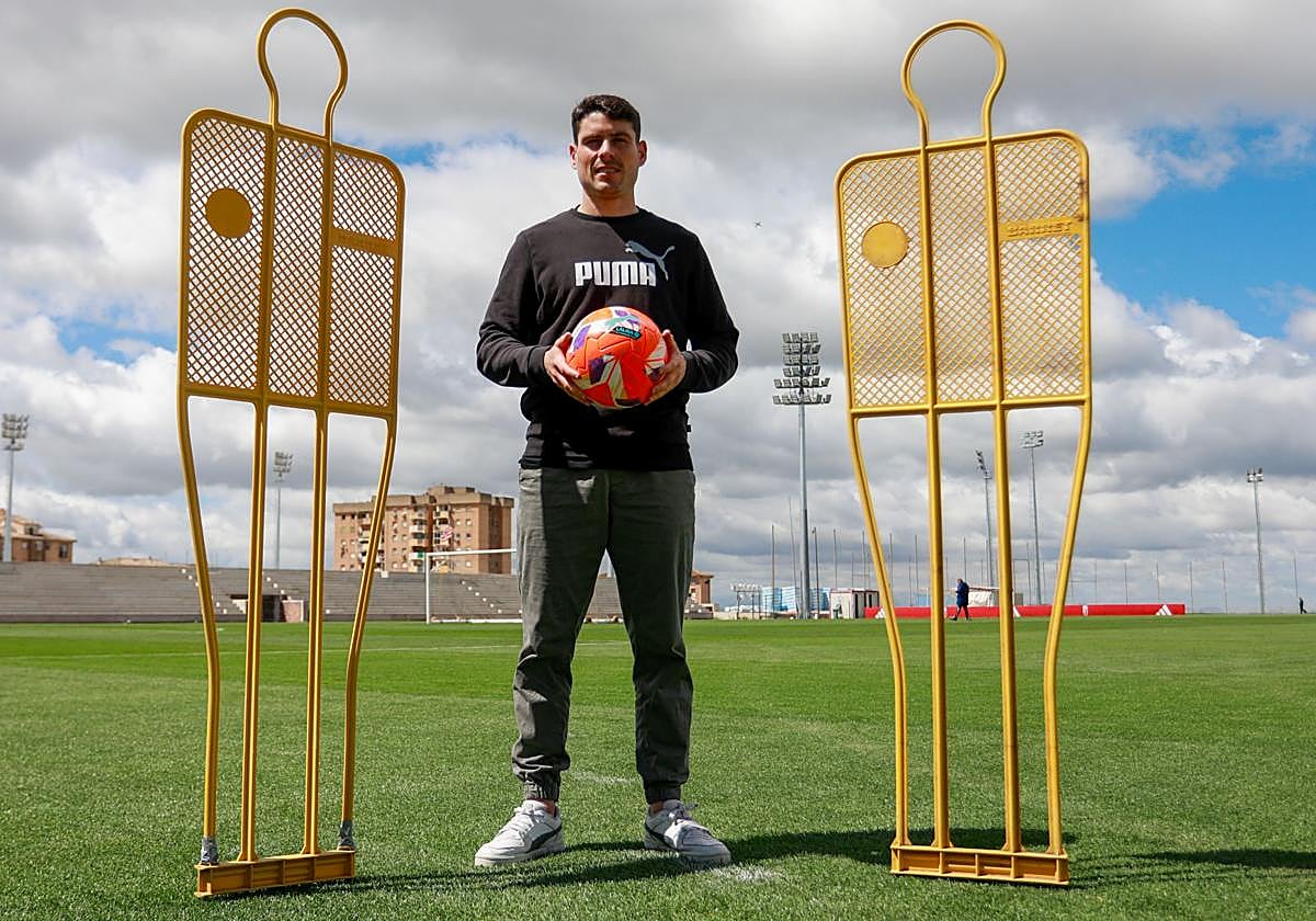 Sergio Ruiz simula un trivote con picas para IDEAL.