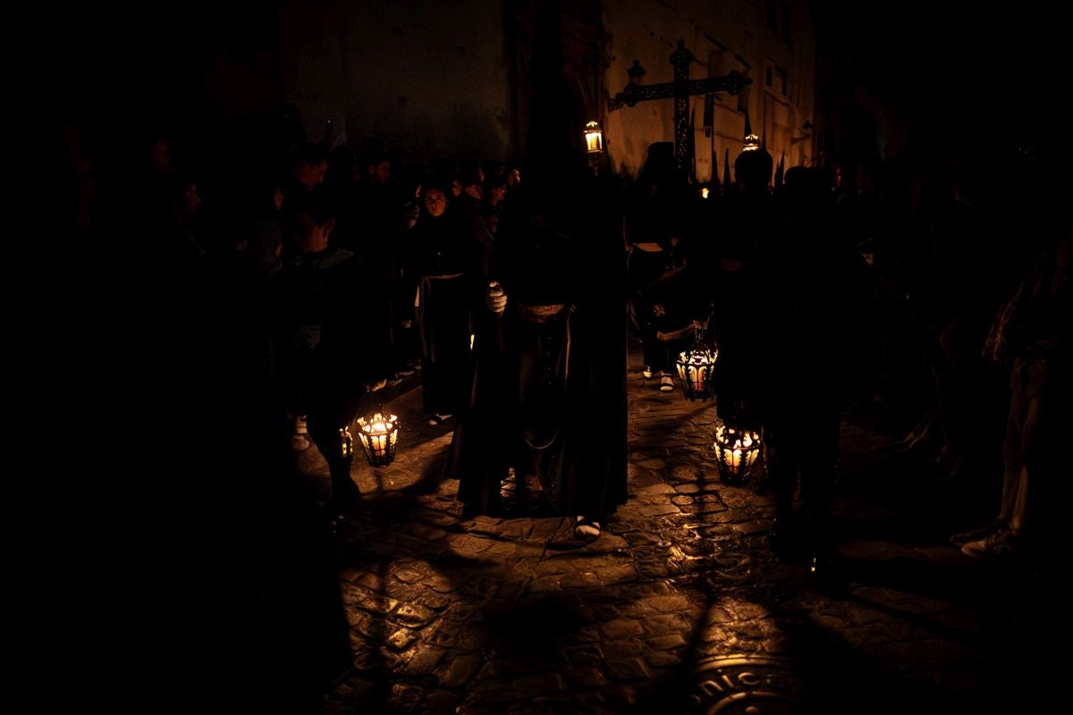 Las imponentes imágenes de la procesión del Silencio en Granada