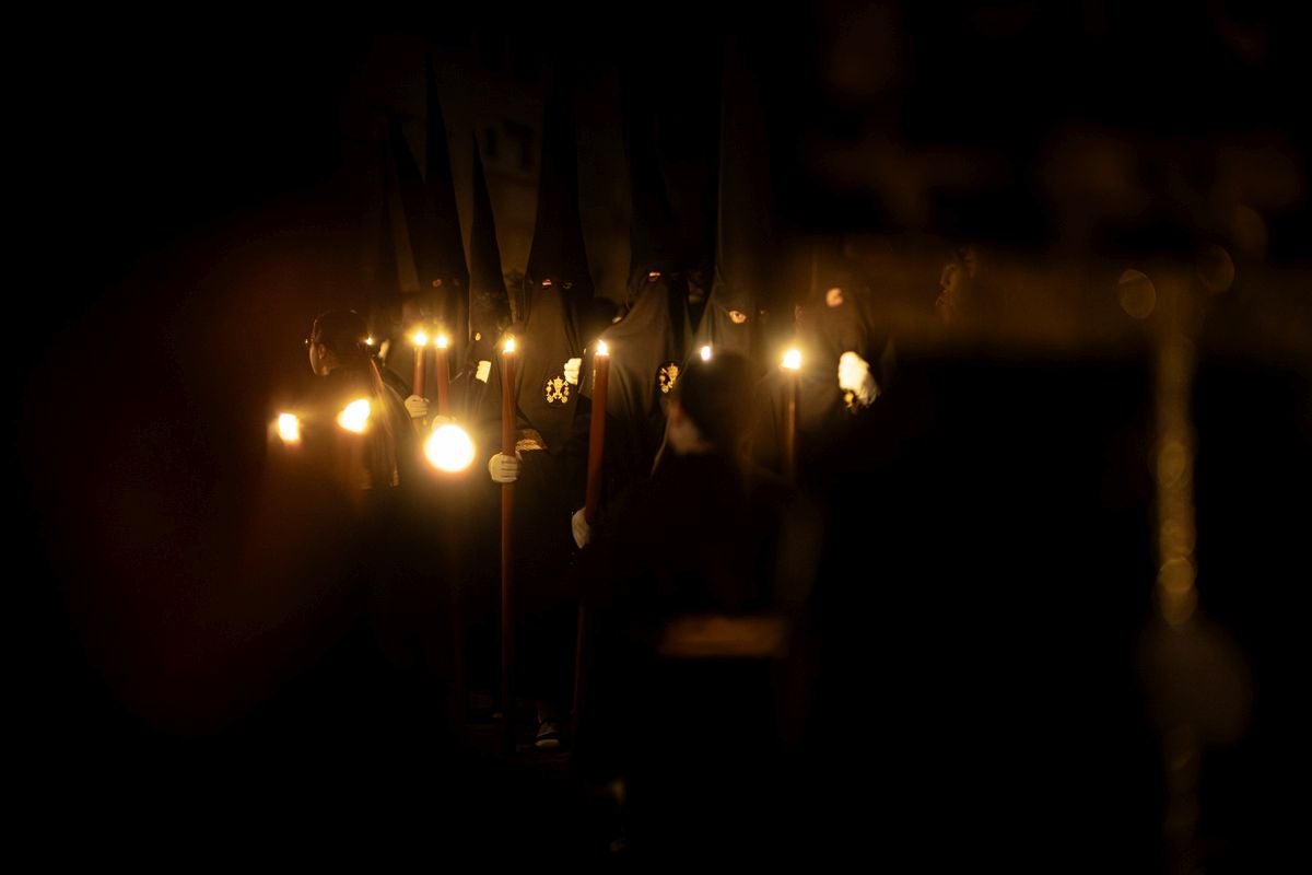 Las imponentes imágenes de la procesión del Silencio en Granada