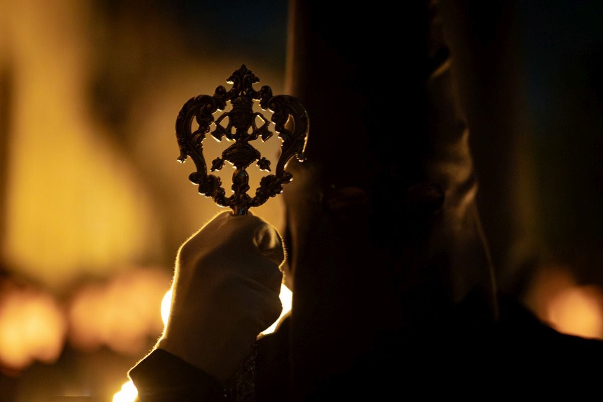 Las imponentes imágenes de la procesión del Silencio en Granada