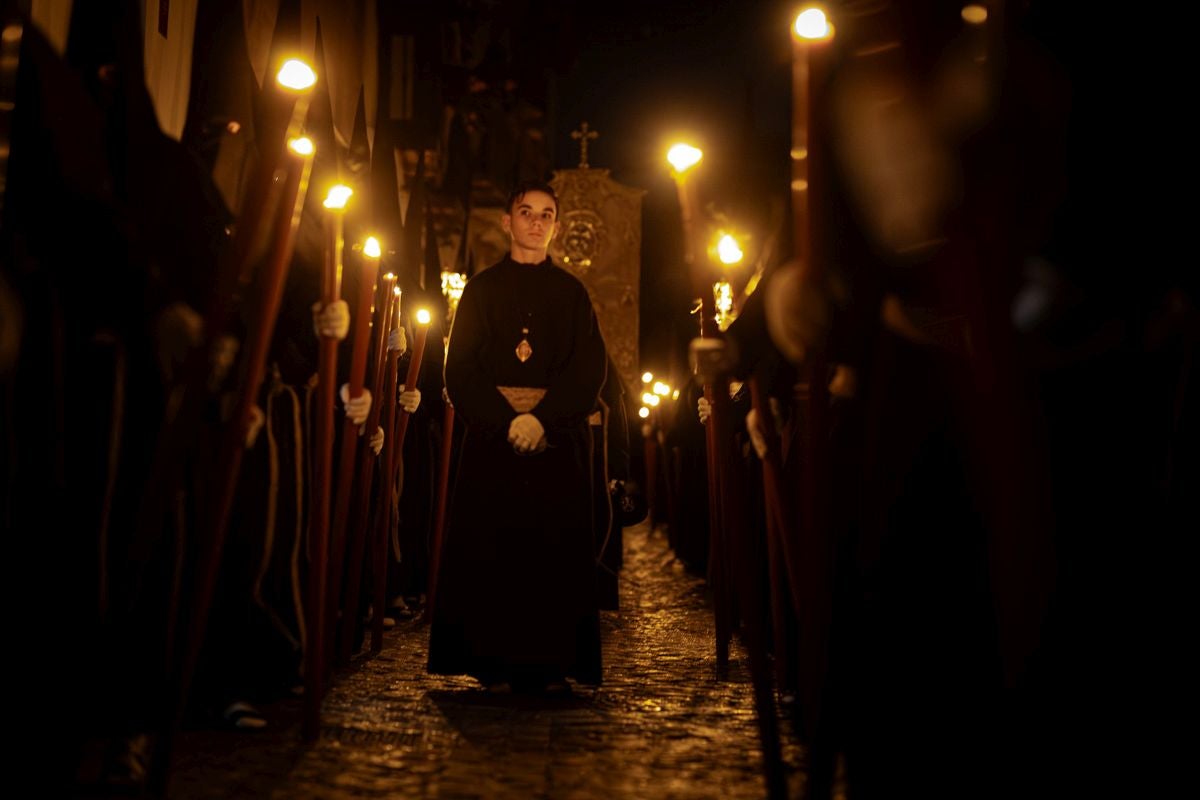 Las imponentes imágenes de la procesión del Silencio en Granada