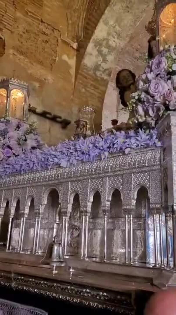 El paso más complicado de la Virgen de la Alhambra por la emblemática Puerta de la Justicia