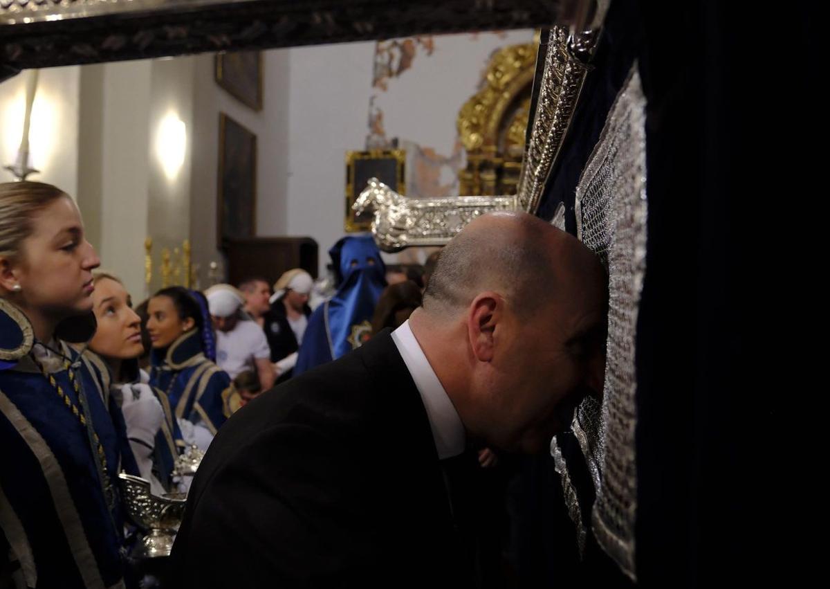 Imagen secundaria 1 - Los costaleros de Santa María de la Alhambra y su capataz momentos antes de salir en procesión.