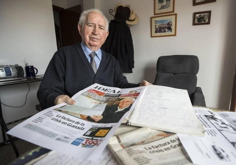 El sacerdote Francisco Peinado con el reportaje publicado en IDEAL.