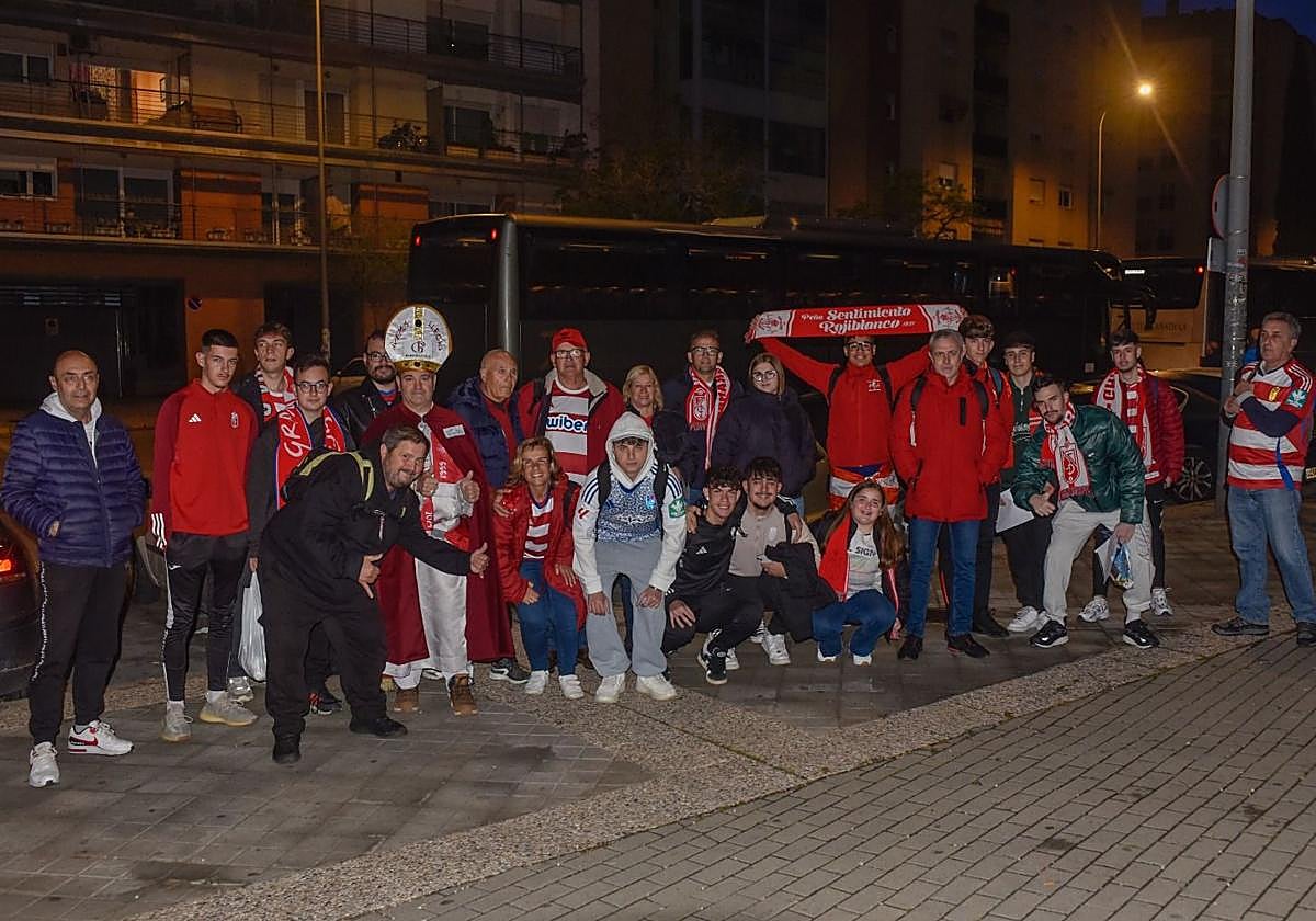 Aficionados del Granada posan antes de subirse a uno de los autobuses sufragados por el club hacia Albacete el pasado Domingo de Ramos.