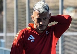 Stoichkov se toca el cuello antes de un entrenamiento anterior.