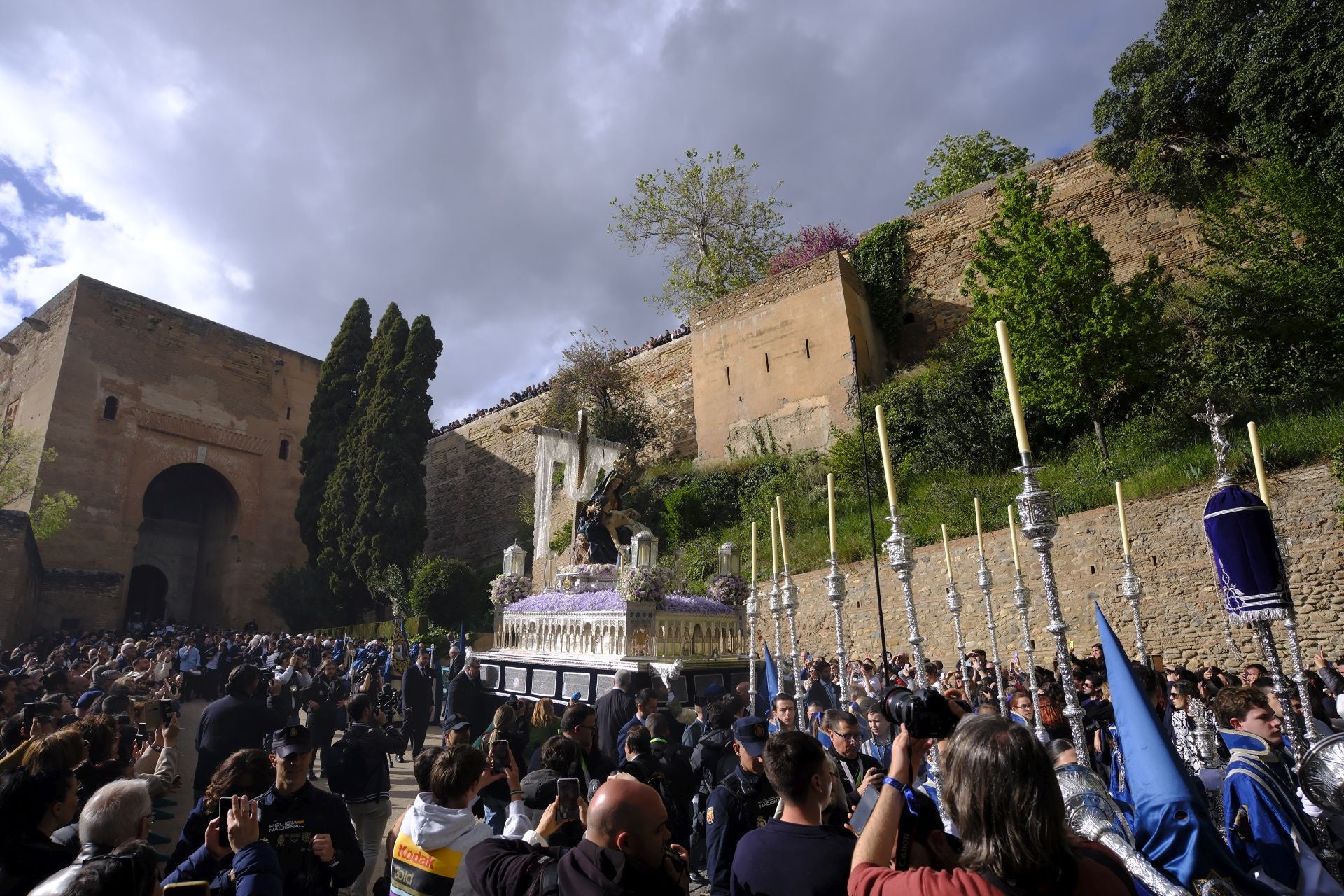 Las mejores imágenes de Santa María de la Alhambra en el Sábado Santo