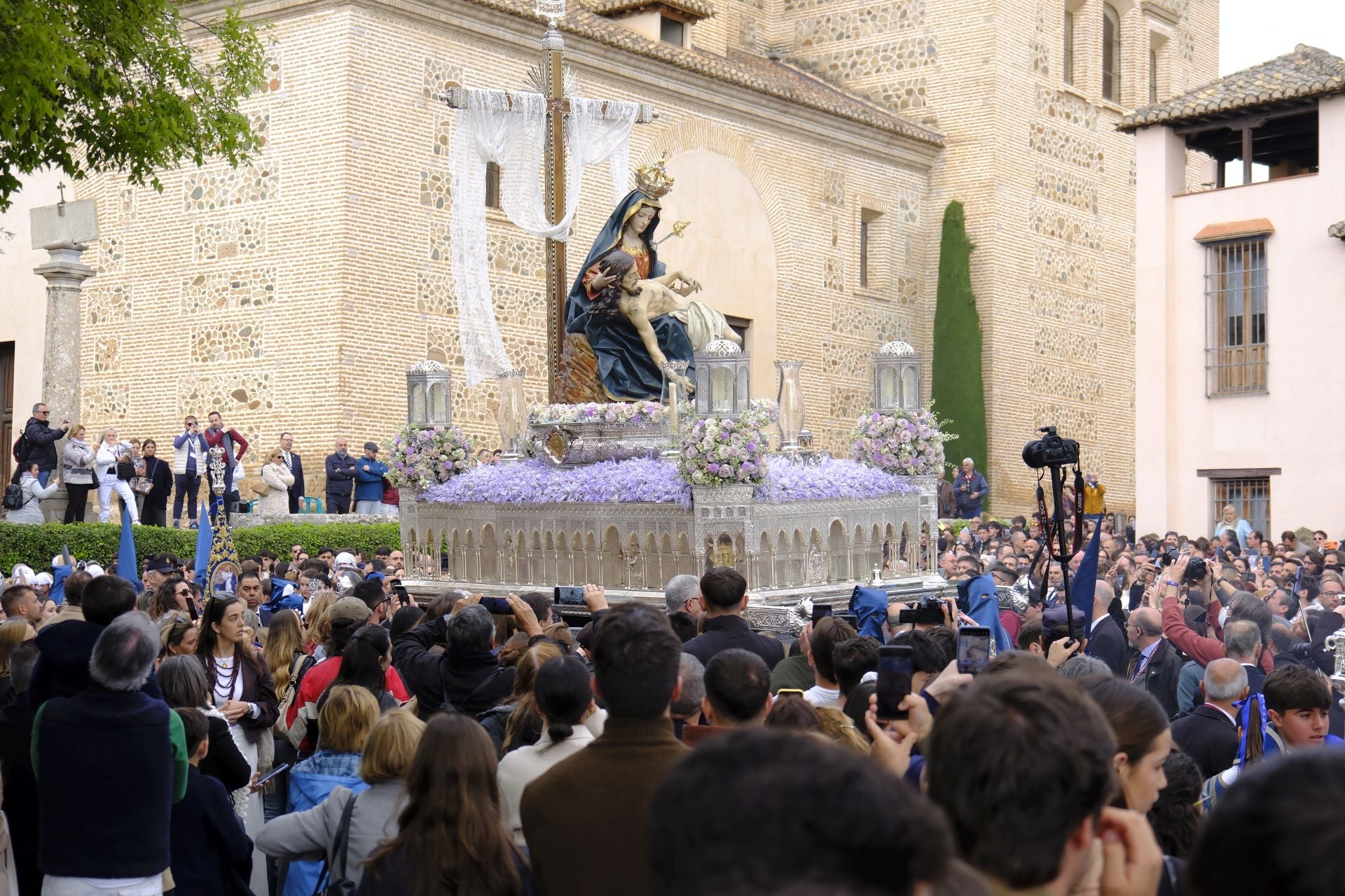 Las mejores imágenes de Santa María de la Alhambra en el Sábado Santo