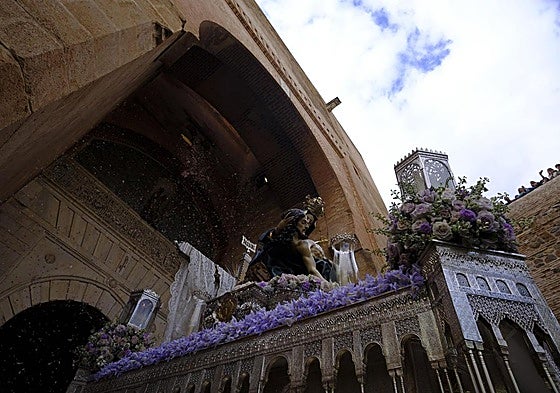 La Virgen de la Alhambra pasa por la emblemática Puerta de la Justicia.