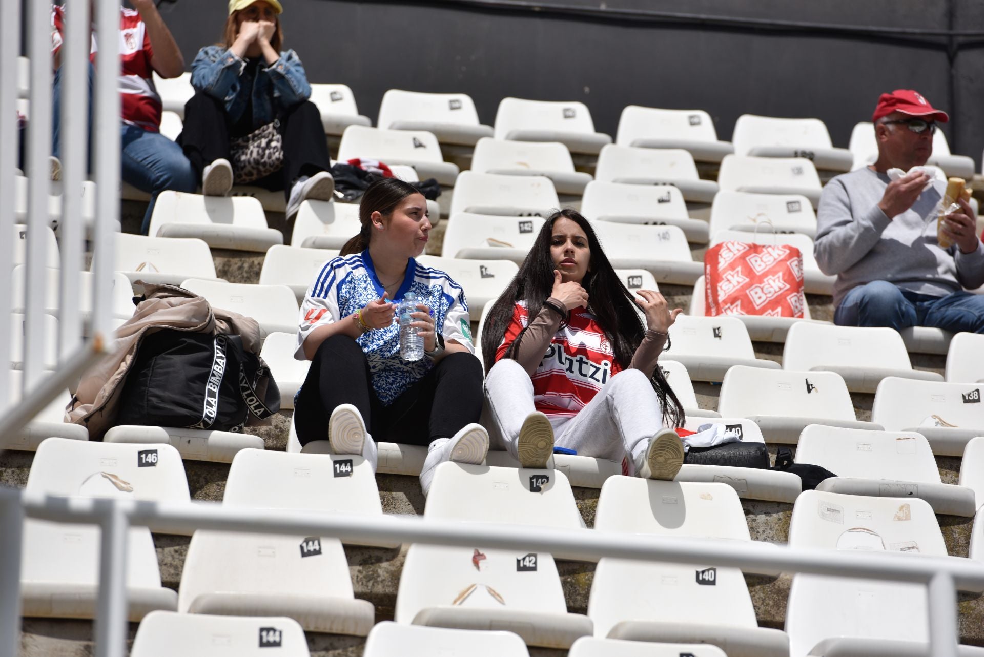 Encuéntrate en la grada del Cartagonova en el Cartagena - Granada CF