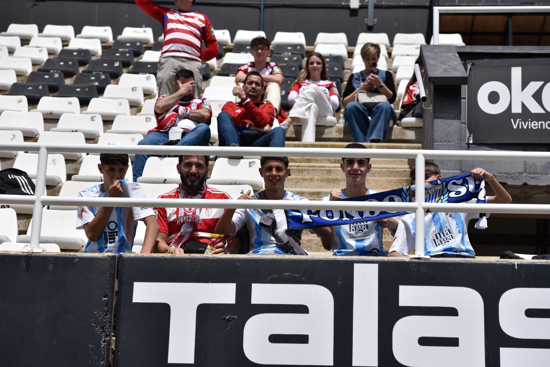 Encuéntrate en la grada del Cartagonova en el Cartagena - Granada CF