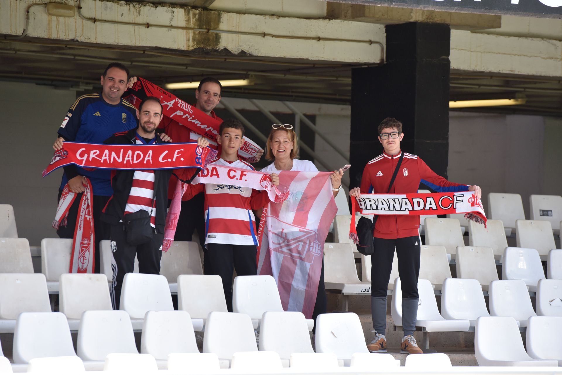 Encuéntrate en la grada del Cartagonova en el Cartagena - Granada CF