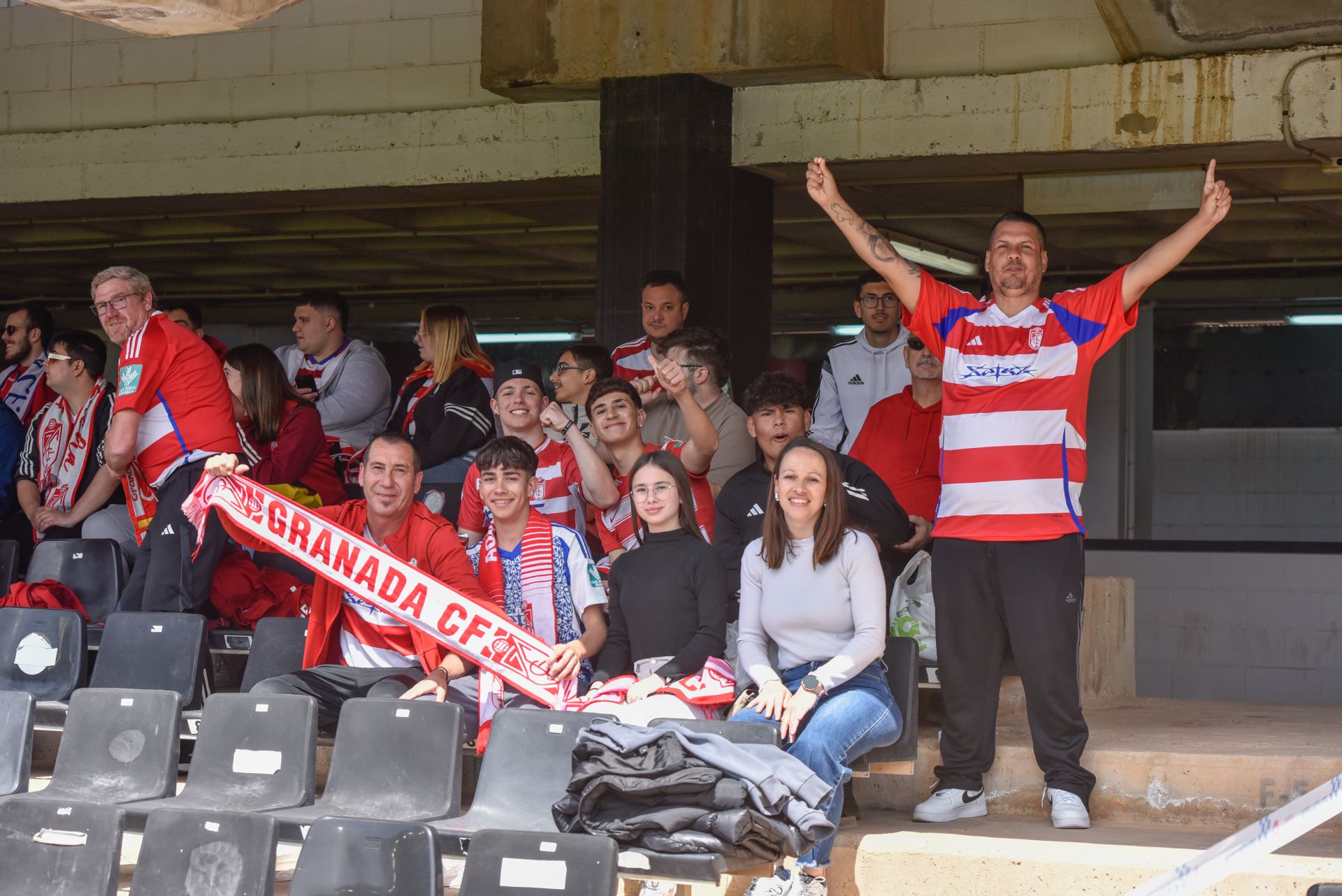 Encuéntrate en la grada del Cartagonova en el Cartagena - Granada CF