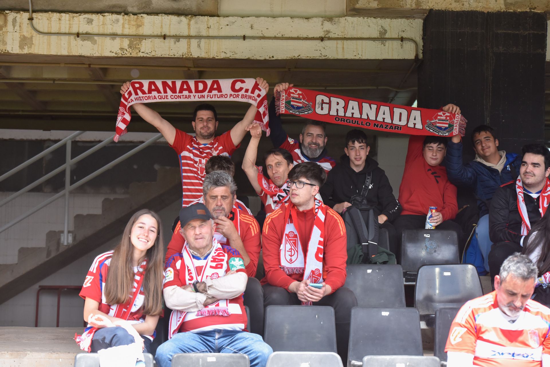 Encuéntrate en la grada del Cartagonova en el Cartagena - Granada CF