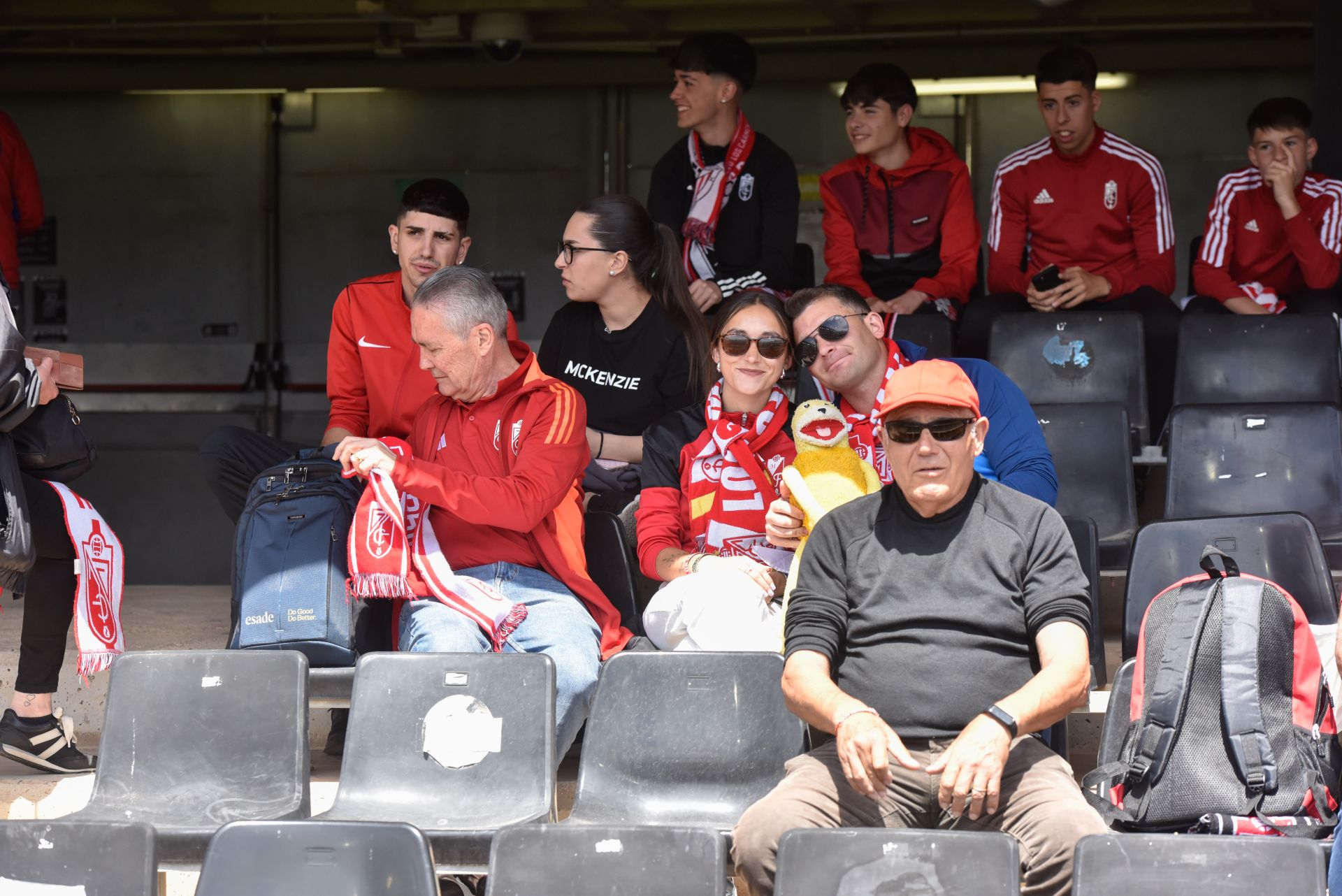 Encuéntrate en la grada del Cartagonova en el Cartagena - Granada CF