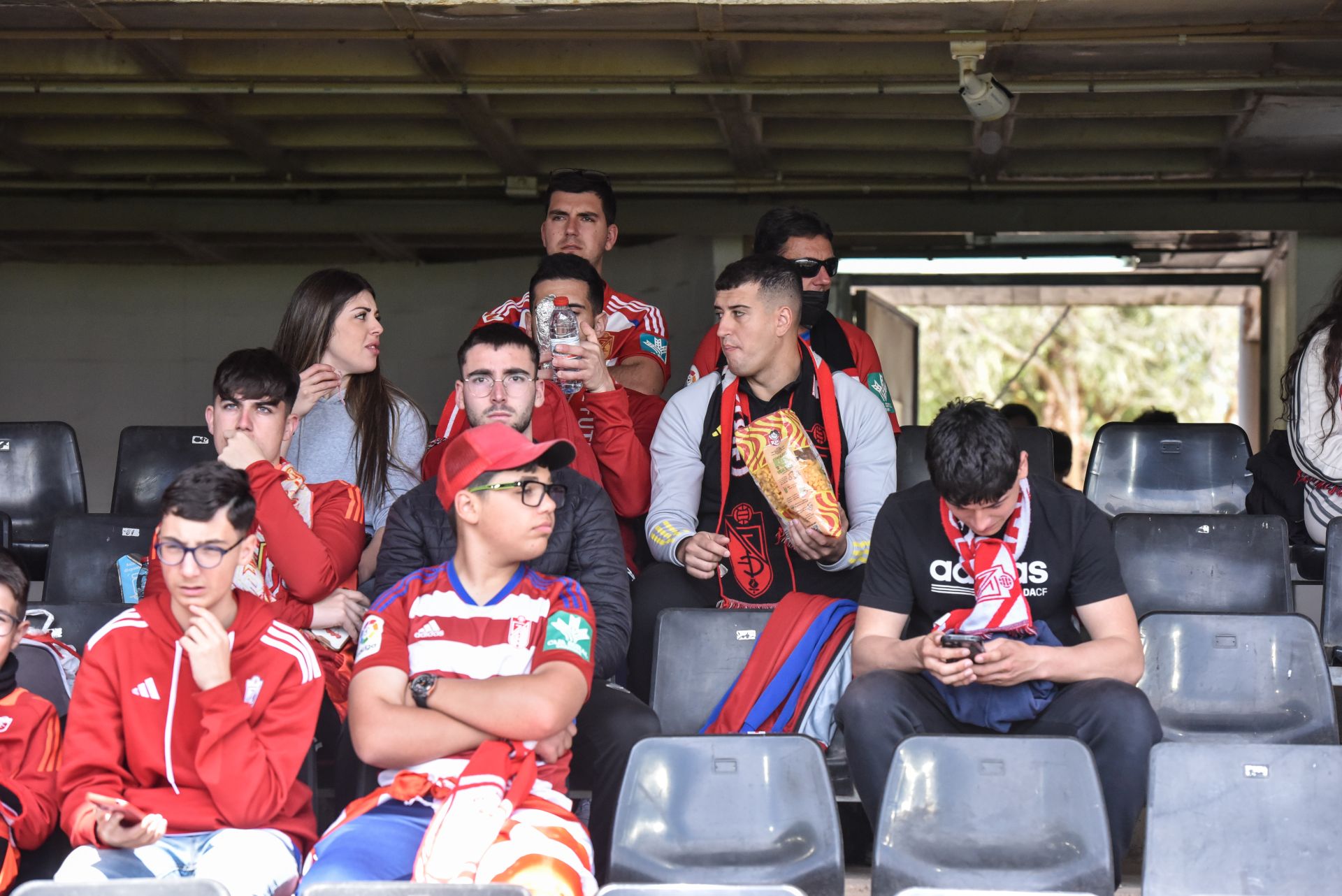 Encuéntrate en la grada del Cartagonova en el Cartagena - Granada CF