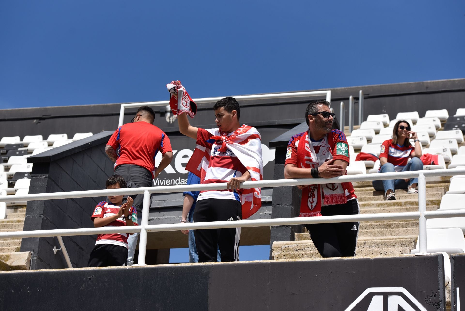Encuéntrate en la grada del Cartagonova en el Cartagena - Granada CF