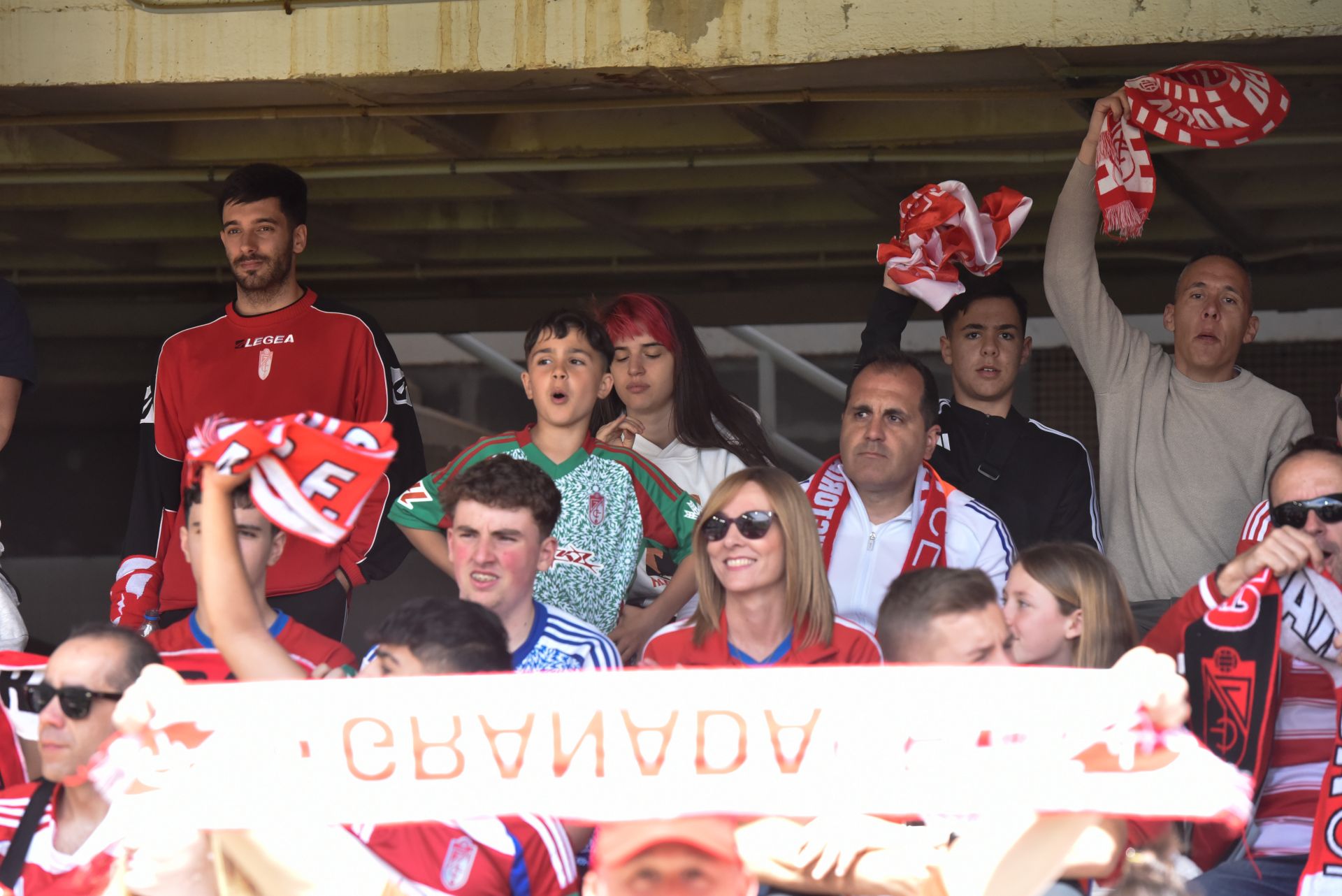 Encuéntrate en la grada del Cartagonova en el Cartagena - Granada CF
