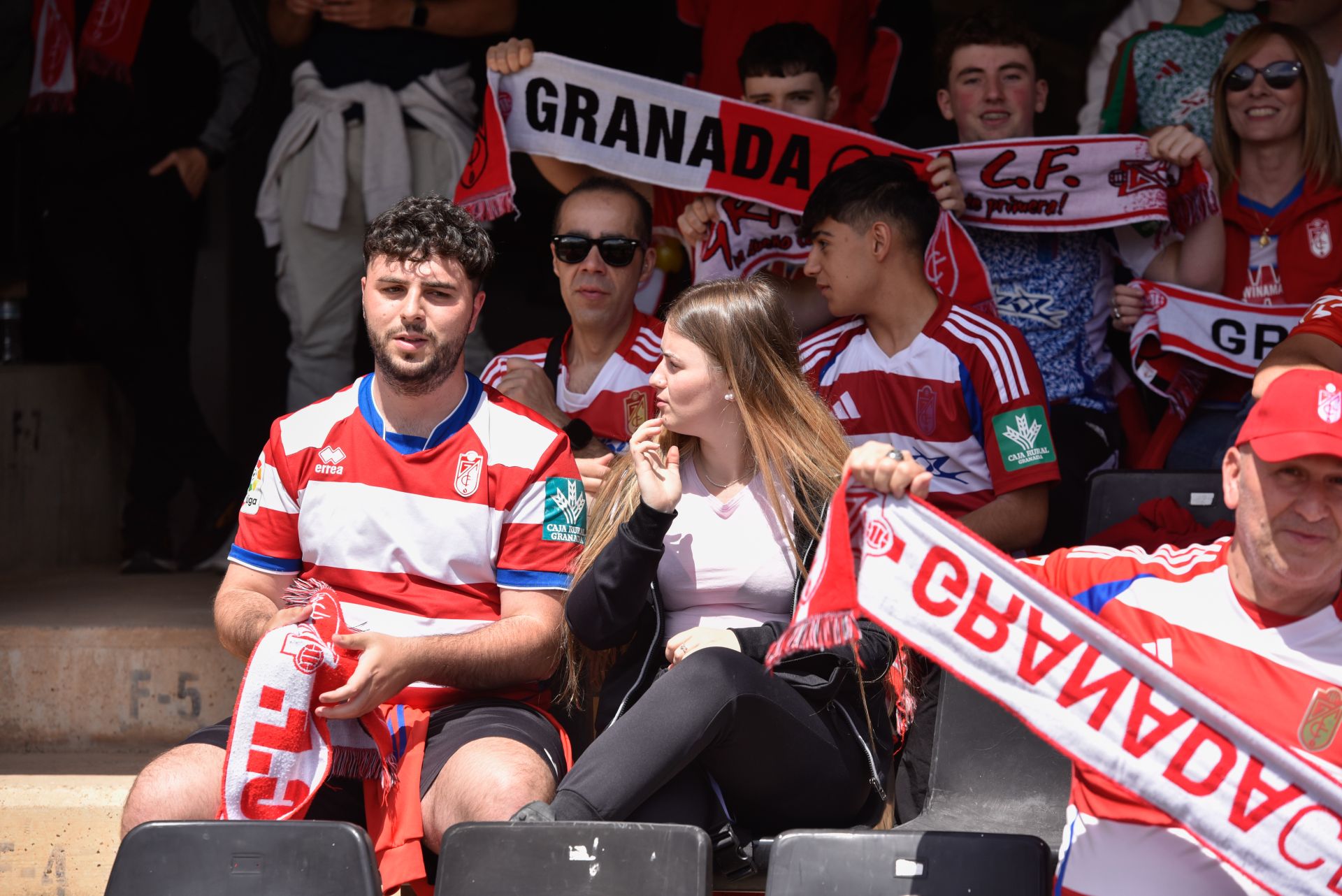 Encuéntrate en la grada del Cartagonova en el Cartagena - Granada CF