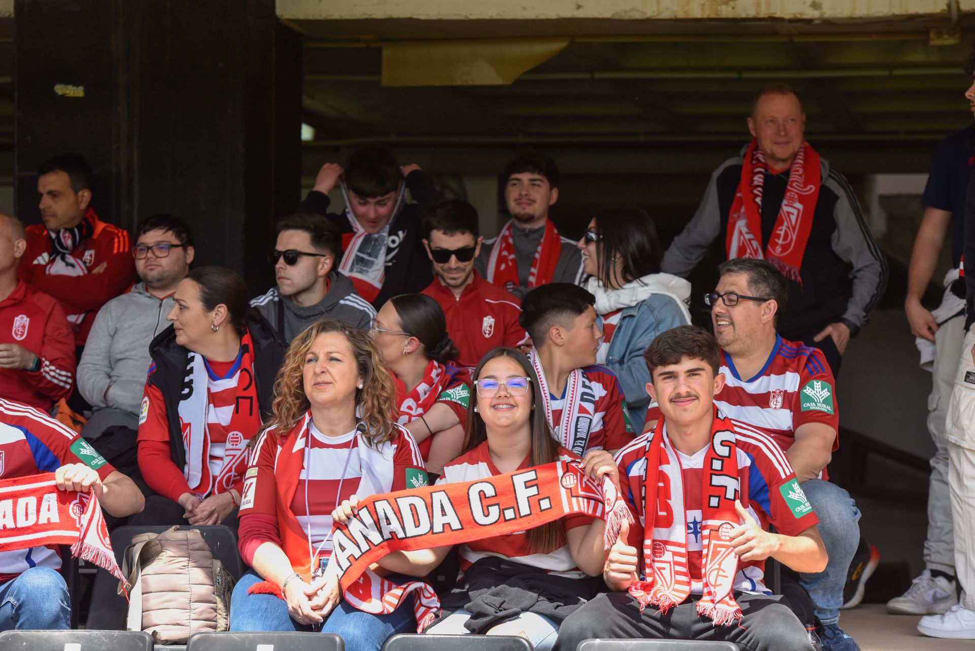 Encuéntrate en la grada del Cartagonova en el Cartagena - Granada CF
