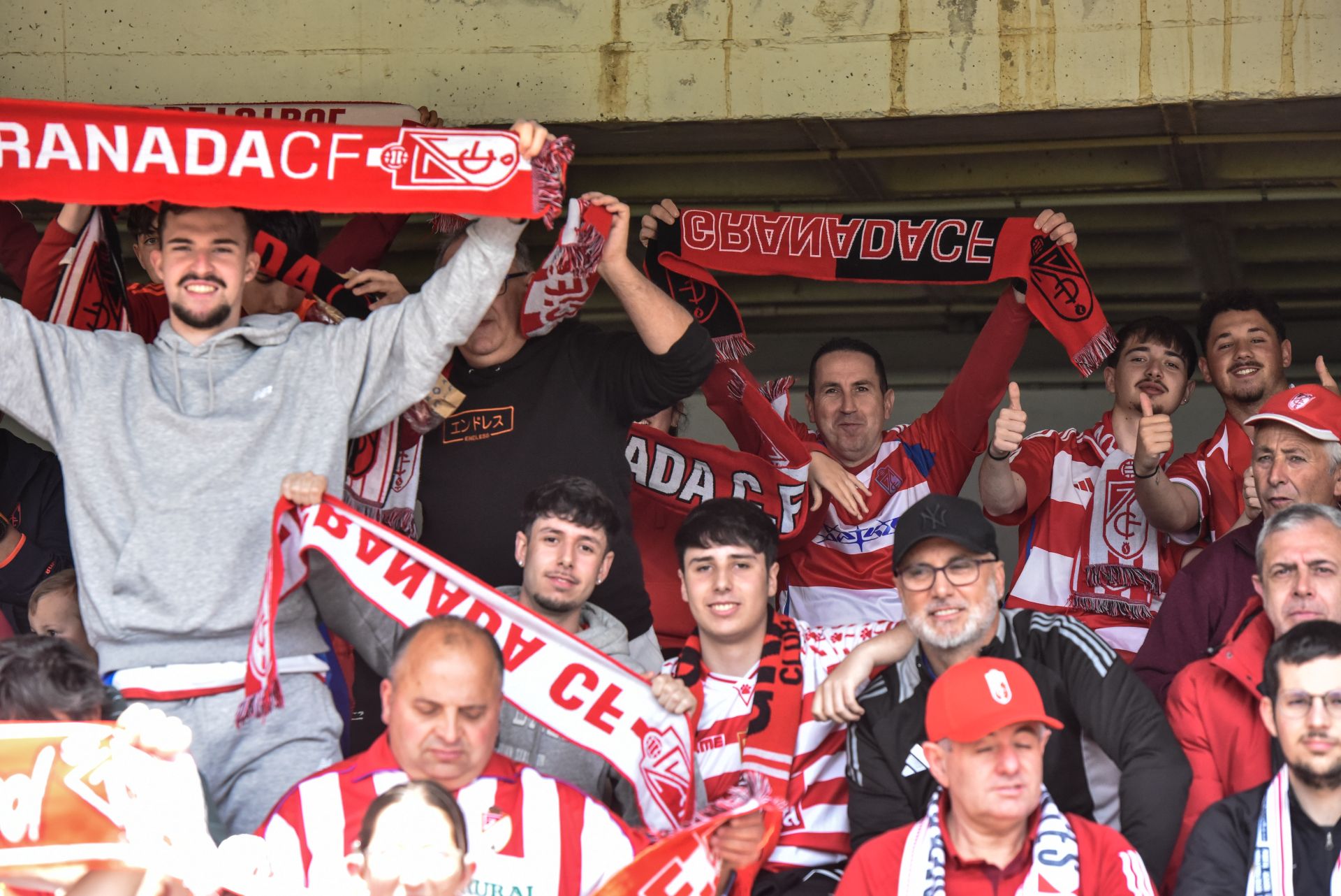 Encuéntrate en la grada del Cartagonova en el Cartagena - Granada CF