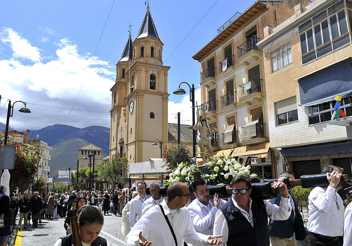 La procesión de Cristo Resucitado por la plaza de Órgiva.