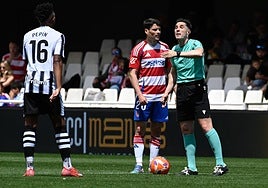 El árbitro, con Sergio Ruiz.