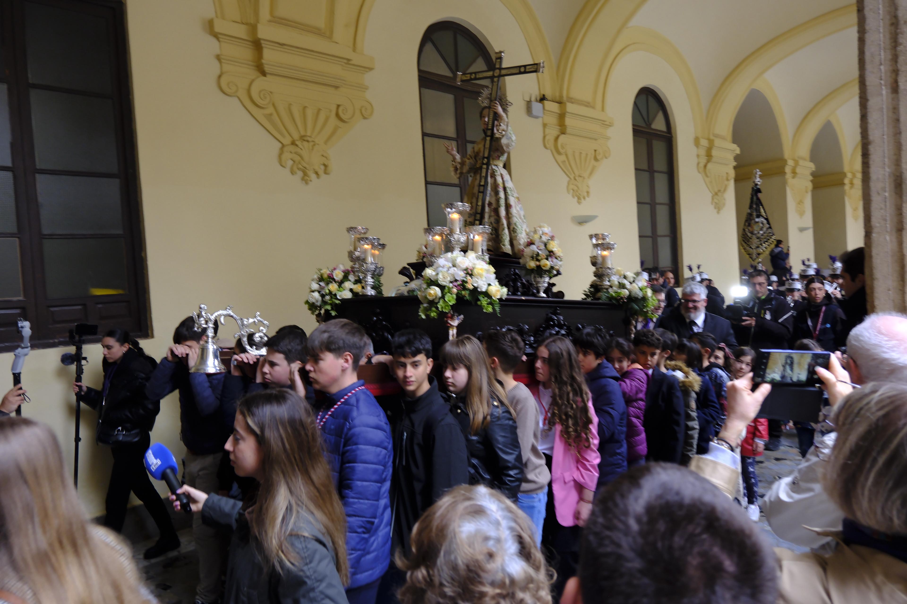 Los Facundillos procesionaron por el claustro