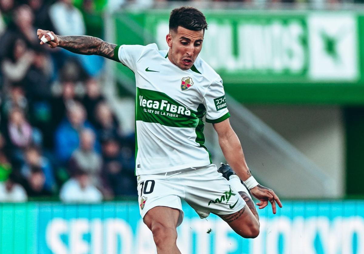 Nico Fernández arma un disparo durante el partido.