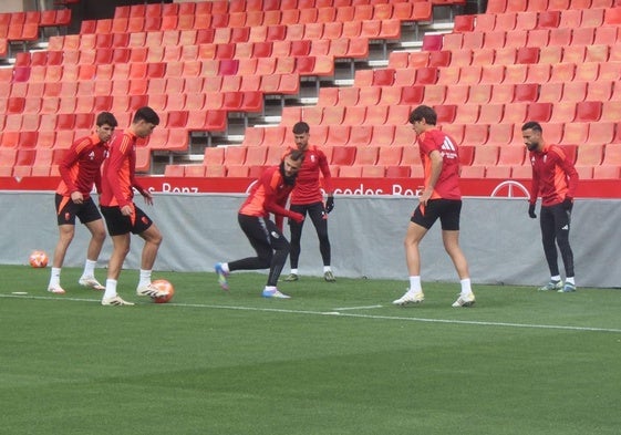 Miguel Ángel Brau, de vuelta a la convocatoria, persigue el balón durante un rondo en el entrenamiento de este sábado.
