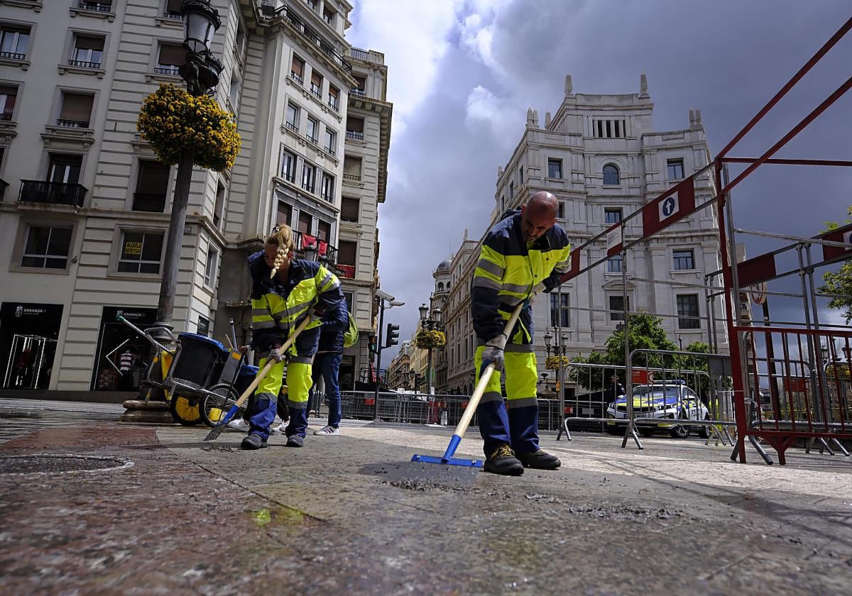 Limpieza de cera en el centro de Granada.