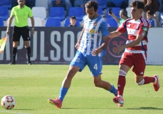 Juanma Lendínez presiona a un rival.
