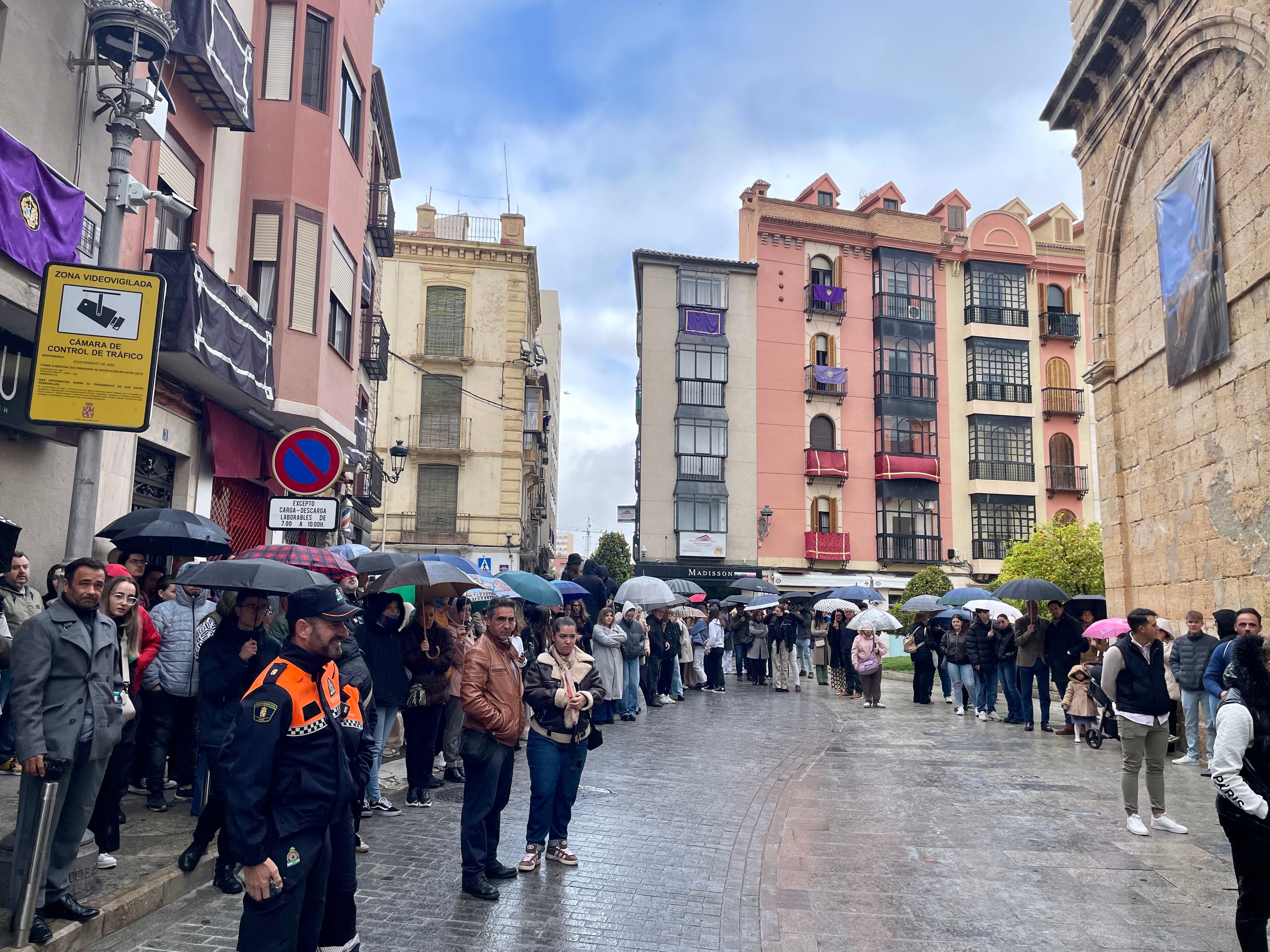 El Resucitado de Jaén se queda en el templo por las lluvias