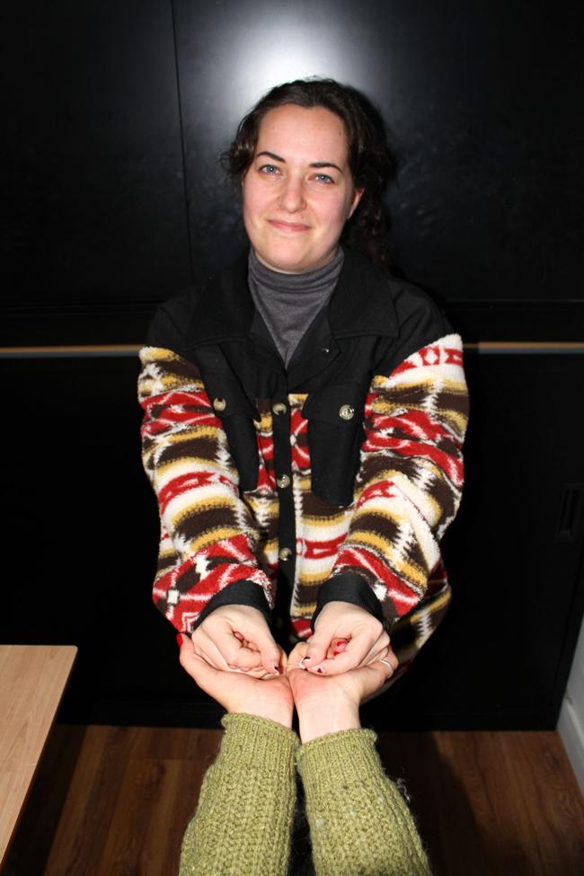 Tamara Sánchez, psicóloga de Proyecto Hombre, con las manos de Rita.