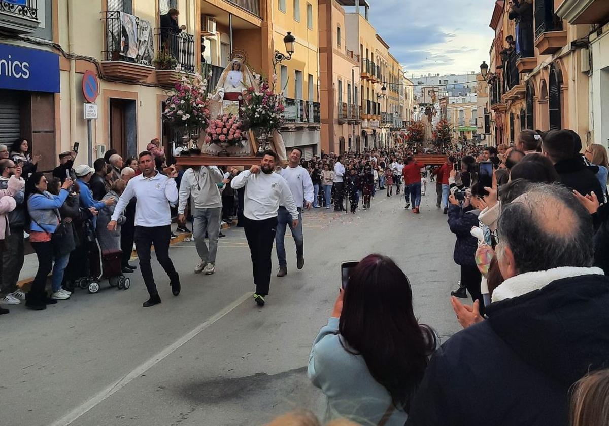 Imagen principal - El Resucitado recorre la provincia anunciando la Salvación